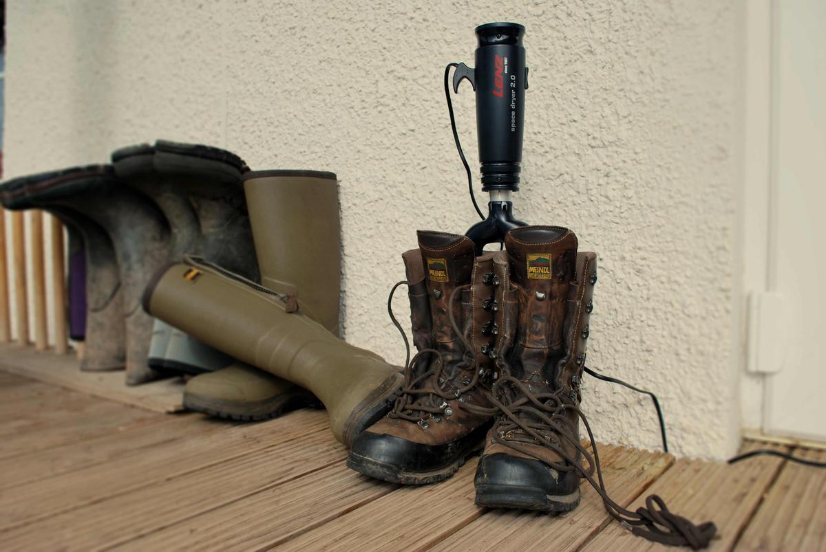 Battery powered clearance boot dryer